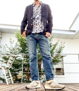 Как носить джинсы с пиджаком мужчине в стиле кэжуал: Комбо из пиджака и джинсов — образец непринужденного офисного стиля для джентльменов. Этот лук гармонично дополнят бежевые кроссовки.