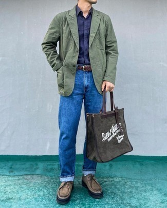 Как носить темно-зеленый пиджак с темно-синими джинсами мужчине: Темно-зеленый пиджак и темно-синие джинсы позволят создать интересный мужской образ для работы в офисе. В тандеме с этим образом наиболее уместно выглядят коричневые кожаные ботинки дезерты.