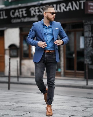 С чем носить синий пиджак в 30 лет мужчине в стиле смарт-кэжуал: Синий пиджак и темно-серые зауженные джинсы надежно закрепились в гардеробе современных джентльменов, помогая создавать шикарные и функциональные образы. Что же до обуви, можно отдать предпочтение классическому стилю и выбрать коричневые кожаные ботинки челси.