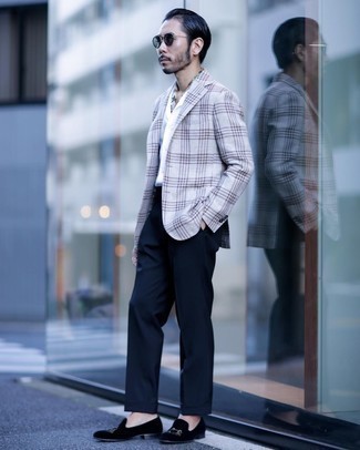 Модный лук: серый пиджак в шотландскую клетку, белая рубашка с коротким рукавом, темно-синие классические брюки, черные бархатные лоферы с вышивкой