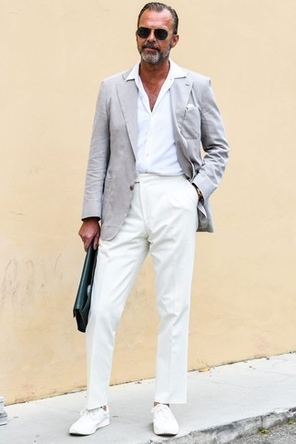 Модный лук: серый пиджак, белая рубашка с коротким рукавом, белые классические брюки, белые низкие кеды