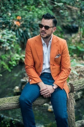 С чем носить синий нагрудный платок с принтом: Если ты ценишь комфорт и практичность, оранжевый пиджак и синий нагрудный платок с принтом — великолепный выбор для модного мужского образа на каждый день.