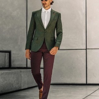 С чем носить темно-красные классические брюки в вертикальную полоску мужчине: Темно-зеленый пиджак в паре с темно-красными классическими брюками в вертикальную полоску позволит создать стильный и мужественный ансамбль. Коричневые кожаные лоферы прекрасно дополнят этот лук.