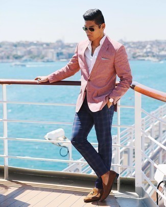 С чем носить синие классические брюки в шотландскую клетку мужчине в теплую погоду в стиле смарт-кэжуал: Розовый пиджак и синие классические брюки в шотландскую клетку позволят создать элегантный мужской образ. В тандеме с этим образом наиболее удачно смотрятся коричневые замшевые лоферы.