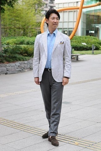 Какие классические брюки носить с табачными лоферами за 40 лет мужчине в стиле смарт-кэжуал: Серый пиджак в вертикальную полоску и классические брюки — отличный пример изысканного мужского стиля в одежде. Чудесно здесь будут выглядеть табачные лоферы.