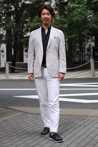 Как носить серый пиджак в вертикальную полоску с белыми классическими брюками мужчине: Серый пиджак в вертикальную полоску и белые классические брюки позволят составить запоминающийся мужской образ. Тебе нравятся дерзкие сочетания? Можешь завершить свой лук черными кожаными топсайдерами.