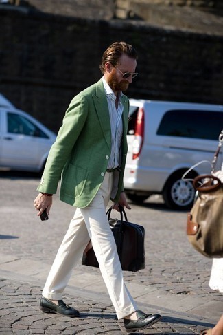 Какие рубашки с коротким рукавом носить с белыми классическими брюками мужчине в стиле смарт-кэжуал: Рубашка с коротким рукавом и белые классические брюки — неотъемлемые вещи в гардеробе парней с хорошим вкусом в одежде. Любители экспериментировать могут дополнить ансамбль темно-зелеными кожаными лоферами с кисточками, тем самым добавив в него толику строгости.