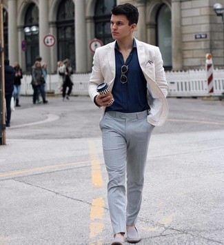 С чем носить серые туфли мужчине в деловом стиле: Белый пиджак и серые классические брюки — must have вещи в деловом мужском гардеробе. Думаешь привнести сюда немного элегантности? Тогда в качестве обуви к этому образу, выбирай серые туфли.