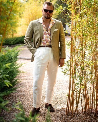 С чем носить белые классические брюки мужчине: Сочетание оливкового пиджака и белых классических брюк поможет воссоздать строгий деловой стиль. Вместе с этим луком выигрышно будут смотреться темно-коричневые замшевые лоферы.