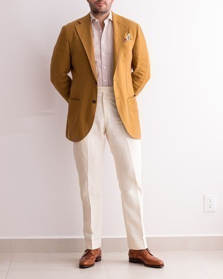 С чем носить табачную куртку в 30 лет мужчине лето в стиле смарт-кэжуал: Табачная куртка выглядит выигрышно в сочетании с белыми классическими брюками. Табачные кожаные броги органично дополнят этот лук. Подобное сочетание гарантирует тебе комфорт в зной и уверенность в том, что ты выглядишь выше всяких похвал.