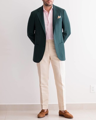 С чем носить бежевый нагрудный платок: Если в одежде ты ценишь комфорт и функциональность, темно-зеленый пиджак и бежевый нагрудный платок — хороший выбор для модного повседневного мужского образа. Думаешь сделать ансамбль немного элегантнее? Тогда в качестве обуви к этому луку, стоит выбрать коричневые замшевые лоферы.
