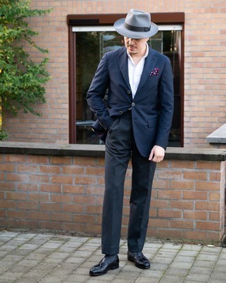 С чем носить темно-серую шерстяную шляпу в 30 лет мужчине лето в стиле смарт-кэжуал: Если ты ценишь комфорт и практичность, темно-синий пиджак в шотландскую клетку и темно-серая шерстяная шляпа — замечательный выбор для привлекательного мужского ансамбля на каждый день. Думаешь добавить сюда толику классики? Тогда в качестве обуви к этому луку, обрати внимание на черные кожаные лоферы с кисточками. Переносить изнуряющий летний зной будет несомненно легче, когда ты одет вот так.