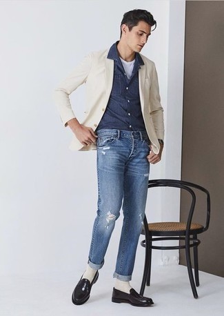 Как носить пиджак с лоферами в 30 лет мужчине осень в стиле кэжуал: Тандем пиджака и синих рваных джинсов позволит составить необычный мужской образ в повседневном стиле. Лоферы добавят луку стильной строгости. Имея подобное сочетание в своем арсенале, ты всегда будешь выглядеть с иголочки, несмотря на портящуюся погоду.