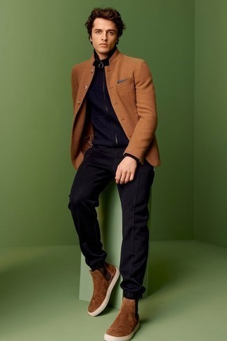 С чем носить коричневые ботинки челси в 30 лет мужчине осень в стиле смарт-кэжуал: Табачный шерстяной пиджак в паре с черными брюками чинос — идеальный офисный вариант для мужчин. Хотел бы сделать образ немного элегантнее? Тогда в качестве дополнения к этому образу, выбери коричневые ботинки челси. Яркий и стильный лук — это то, что нужно в серый осенний день.
