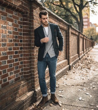 Как носить синие джинсы с темно-серым пиджаком мужчине: Сочетание темно-серого пиджака и синих джинсов может стать отличным офисным луком. Что же до обуви, коричневые замшевые ботинки дезерты — самый приемлимый вариант.