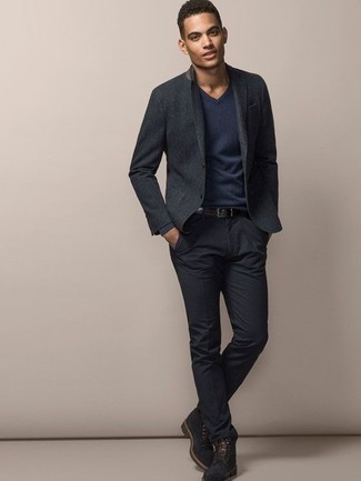 С чем носить темно-серый пиджак в 20 лет мужчине в теплую погоду в стиле смарт-кэжуал: Темно-серый пиджак и черные брюки чинос — хороший вариант для приверженцев дресс-кода smart casual. В паре с этим ансамблем органично смотрятся черные замшевые повседневные ботинки.