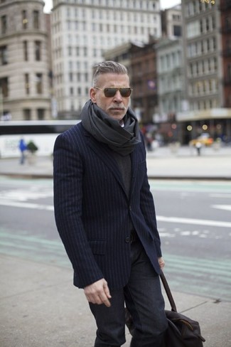 Как носить серый свитер с v-образным вырезом с серыми джинсами мужчине осень: Серый свитер с v-образным вырезом и серые джинсы — необходимые вещи в гардеробе современного мужчины. Замечательная идея для межсезонного лука.