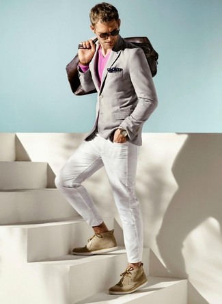Как носить ярко-розовый свитер с v-образным вырезом с белыми джинсами в 30 лет мужчине в теплую погоду: Дуэт ярко-розового свитера с v-образным вырезом и белых джинсов позволит составить необыденный мужской образ в стиле casual. Светло-коричневые замшевые ботинки дезерты прекрасно дополнят этот лук.