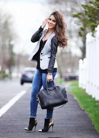 Модный лук: серый пиджак, черный свитер с v-образным вырезом, синие джинсы скинни, черные замшевые ботильоны