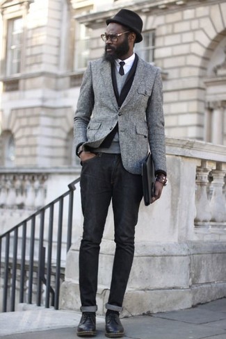 С чем носить черный кардиган мужчине: Комбо из черного кардигана и черных джинсов поможет создать стильный мужской образ. Если тебе нравится применять в своих луках разные стили, из обуви можешь надеть черные кожаные туфли дерби.