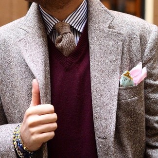 Модный лук: коричневый шерстяной пиджак, темно-красный свитер с v-образным вырезом, бело-темно-синяя классическая рубашка в вертикальную полоску, коричневый вязаный галстук