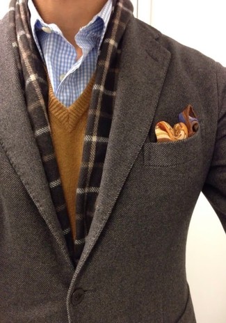 С чем носить темно-коричневый пиджак в 30 лет мужчине в прохладную погоду: Сочетание темно-коричневого пиджака и коричневого свитера с v-образным вырезом — нескучный ансамбль для офиса.