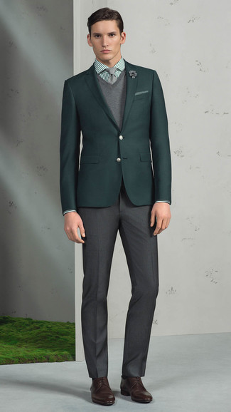 Модный лук: темно-зеленый пиджак, серый свитер с v-образным вырезом, зеленая классическая рубашка в вертикальную полоску, темно-серые классические брюки