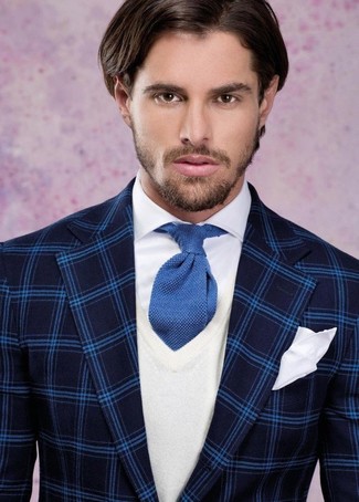 Модный лук: темно-синий пиджак в шотландскую клетку, белый свитер с v-образным вырезом, белая классическая рубашка, синий вязаный галстук