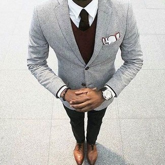 Модный лук: серый шерстяной пиджак, темно-красный свитер с v-образным вырезом, белая классическая рубашка, черные брюки чинос