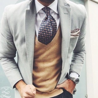 С чем носить синий галстук с принтом мужчине: Сочетание серого пиджака и синего галстука с принтом позволит создать модный классический ансамбль.