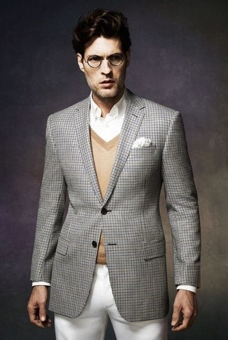 Модный лук: серый пиджак в шотландскую клетку, светло-коричневый свитер с v-образным вырезом, белая классическая рубашка, белые брюки чинос