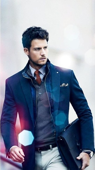 С чем носить красный галстук мужчине: Несмотря на то, что этот образ выглядит довольно-таки выдержанно, сочетание темно-синего пиджака и красного галстука всегда будет по вкусу джентльменам, покоряя при этом дамские сердца.