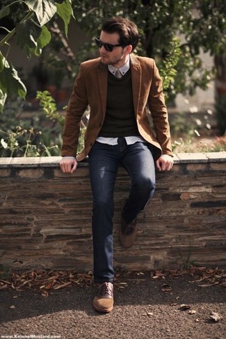 Какие оксфорды носить с темно-коричневым пиджаком в 30 лет осень: Темно-коричневый пиджак и темно-синие брюки чинос — хороший выбор для воплощения мужского лука в стиле smart casual. Думаешь сделать ансамбль немного элегантнее? Тогда в качестве дополнения к этому образу, выбери оксфорды. Такое тандем базовых вещей гарантирует, что твой осенний образ не будет обыденным.