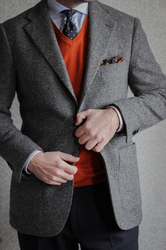 Модный лук: серый шерстяной пиджак, оранжевый свитер с v-образным вырезом, голубая классическая рубашка, черные классические брюки