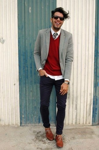 Какие зауженные джинсы носить с серым пиджаком мужчине: Дуэт серого пиджака и зауженных джинсов поможет подчеркнуть твой личный стиль. Думаешь сделать образ немного элегантнее? Тогда в качестве дополнения к этому образу, выбирай табачные кожаные оксфорды.