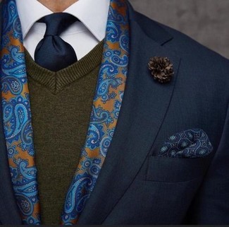 С чем носить темно-синий шелковый шарф с "огурцами" мужчине осень: Черный пиджак и темно-синий шелковый шарф с "огурцами" — хорошая формула для воплощения привлекательного и функционального ансамбля. Подобный ансамбль непременно будет пользоваться у тебя спросом в межсезонье.