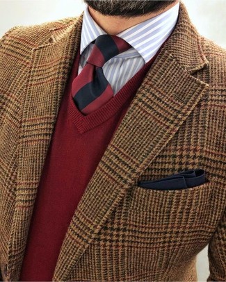 С чем носить красно-белый галстук в вертикальную полоску в 30 лет мужчине в теплую погоду в стиле смарт-кэжуал: Несмотря на то, что этот лук кажется достаточно выдержанным, лук из коричневого шерстяного пиджака с узором "гусиные лапки" и красно-белого галстука в вертикальную полоску всегда будет по вкусу стильным молодым людям, неминуемо пленяя при этом сердца дамского пола.