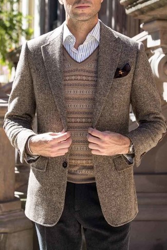 С чем носить коричневый свитер с v-образным вырезом за 40 лет мужчине: Для создания элегантного вечернего лука чудесно подойдет коричневый свитер с v-образным вырезом и черные шерстяные классические брюки.