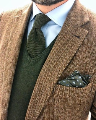 Модный лук: коричневый шерстяной пиджак с узором "в ёлочку", оливковый свитер с v-образным вырезом, голубая классическая рубашка, оливковый вязаный галстук