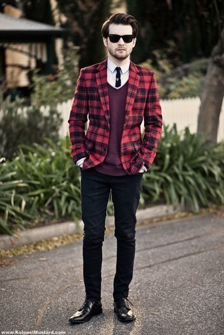 Как носить темно-красный свитер с v-образным вырезом с белой классической рубашкой в 20 лет мужчине осень: Темно-красный свитер с v-образным вырезом и белая классическая рубашка — отличный выбор для воплощения мужского образа в стиле смарт-кэжуал. В паре с черными кожаными туфлями дерби такой лук выглядит особенно удачно. Когда ты одет по моде, всё дается легко, даже если за окном по-осеннему хмуро и угрюмо.