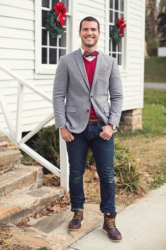 Модный лук: серый пиджак, красный свитер с v-образным вырезом, белая классическая рубашка, темно-синие джинсы
