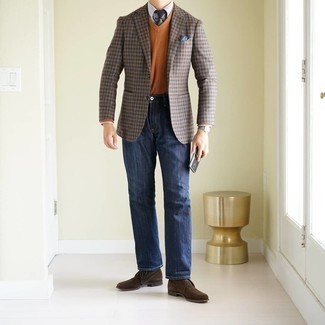 Какие свитера с v-образным вырезом носить с коричневым пиджаком в 30 лет мужчине в стиле смарт-кэжуал: Повторить такой образ из коричневого пиджака и свитера с v-образным вырезом легко, главное - помнить о важности пропорций. Чтобы привнести в образ немного авантюрности , на ноги можно надеть темно-коричневые замшевые ботинки дезерты.
