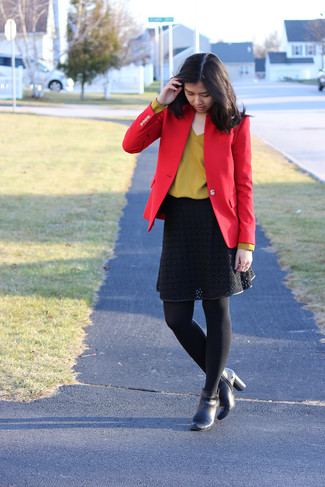 С чем носить черную кружевную пышную юбку осень: Красный пиджак в сочетании с черной кружевной пышной юбкой — превосходная идея для создания ансамбля в элегантно-деловом стиле. Пара черных кожаных ботильонов легко вписывается в этот образ. Если хочешь выглядеть по-осеннему ярко и стильно, обязательно возьми этот наряд на заметку.