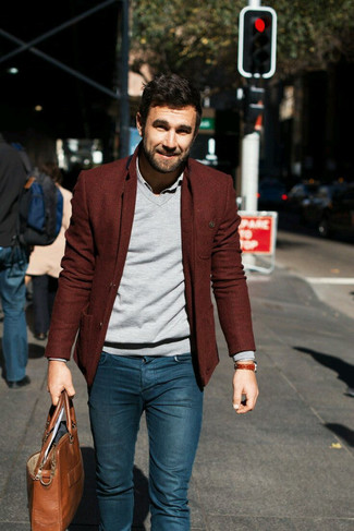 Какие джинсы носить с красным пиджаком мужчине: Красный пиджак и джинсы надежно закрепились в гардеробе современных джентльменов, помогая создавать яркие и стильные ансамбли.