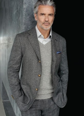 Модный лук: серый шерстяной пиджак, серый свитер с v-образным вырезом, серая рубашка с длинным рукавом, серые классические брюки в шотландскую клетку