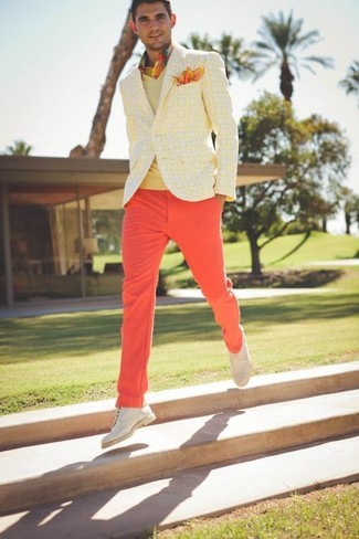 С чем носить зелено-желтый свитер мужчине осень: Дуэт зелено-желтого свитера и красных брюк чинос позволит выглядеть аккуратно, а также выразить твой индивидуальный стиль. Боишься выглядеть неаккуратно? Заверши этот образ белыми кожаными туфлями дерби. Думается, это крутой выбор на межсезонье, когда столбик термометра неуклонно ползет вниз.