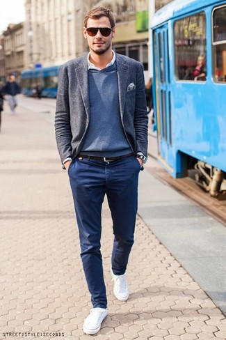 С чем носить синий свитер с v-образным вырезом в 30 лет мужчине в стиле смарт-кэжуал: Тандем синего свитера с v-образным вырезом и темно-синих брюк чинос позволит выглядеть аккуратно, а также подчеркнуть твою индивидуальность. Поклонники смелых вариантов могут завершить лук белыми низкими кедами.
