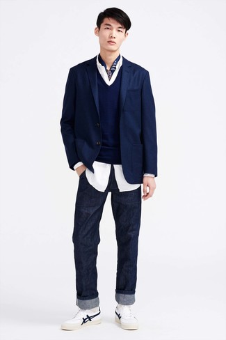 С чем носить темно-синий шарф мужчине: Если в одежде ты делаешь ставку на комфорт и практичность, темно-синий пиджак и темно-синий шарф — отличный выбор для стильного повседневного мужского образа. Любишь экспериментировать? Закончи лук белыми кожаными низкими кедами.