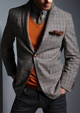 Модный лук: серый шерстяной пиджак в шотландскую клетку, оранжевый свитер с v-образным вырезом, серая рубашка с длинным рукавом, черные джинсы
