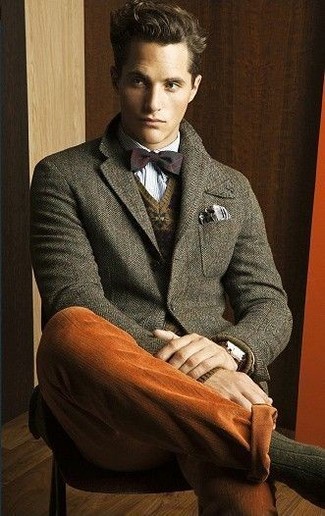 С чем носить темно-красный галстук-бабочку в 30 лет мужчине осень в стиле смарт-кэжуал: Если у тебя наметился суматошный день, сочетание оливкового шерстяного пиджака и темно-красного галстука-бабочки позволит составить практичный образ в расслабленном стиле. Когда ты одет со вкусом, настроение на высоте, даже если за окном по-осеннему тоскливо и угрюмо.